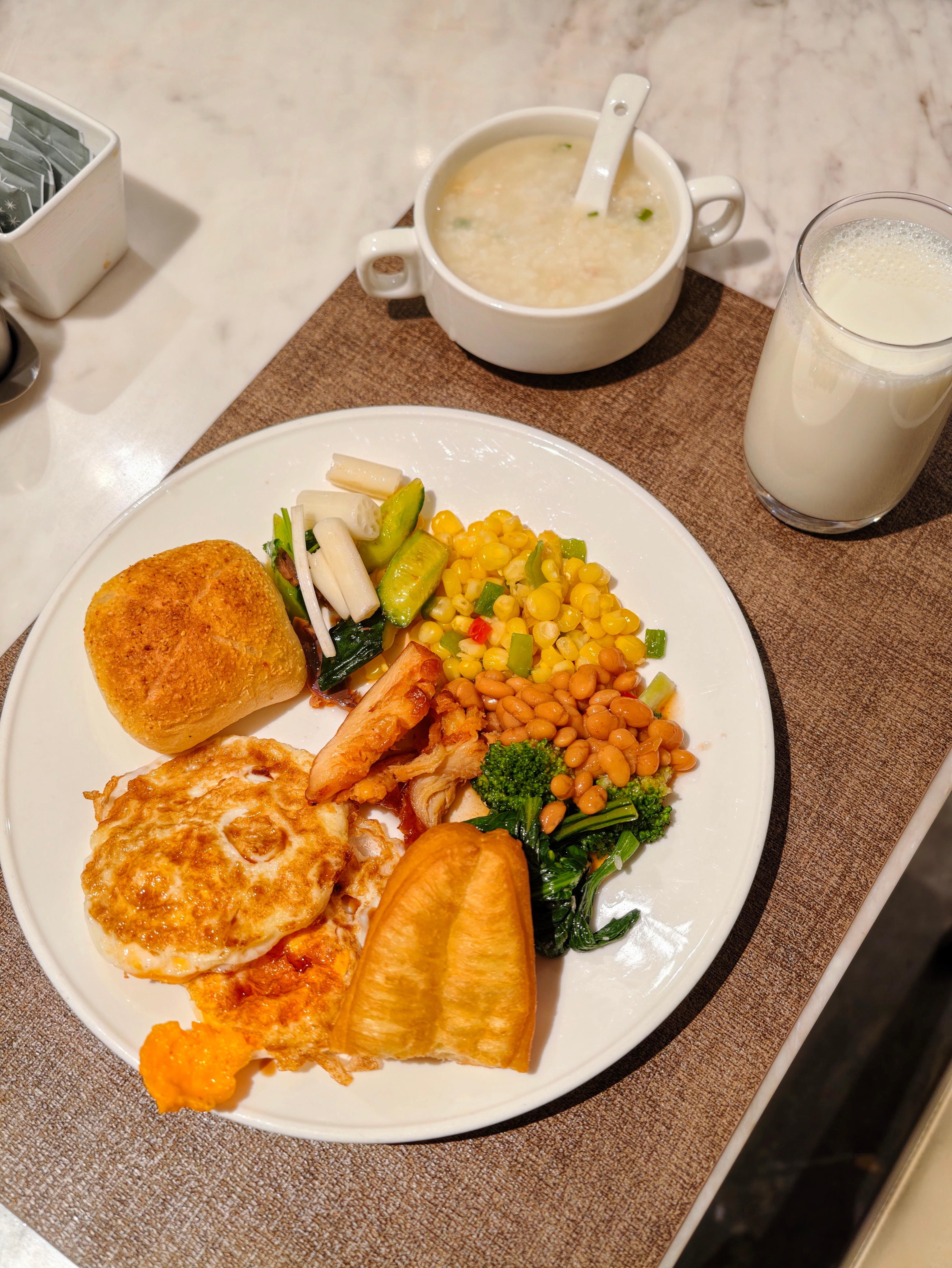 今天的早餐，酒店自助餐看着吃的挺多，自己喜欢吃的无非就那几样 