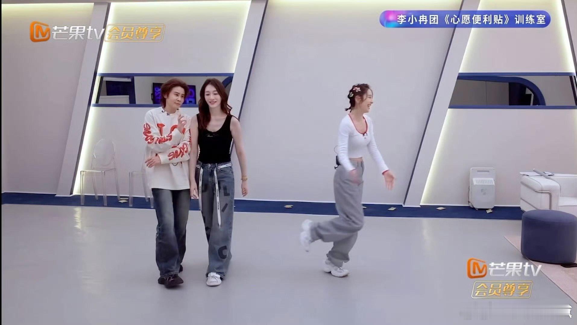 李小冉肉眼可见的越来越累乘风2026心愿便利贴练习室里，李小冉明显越来越疲惫，姐