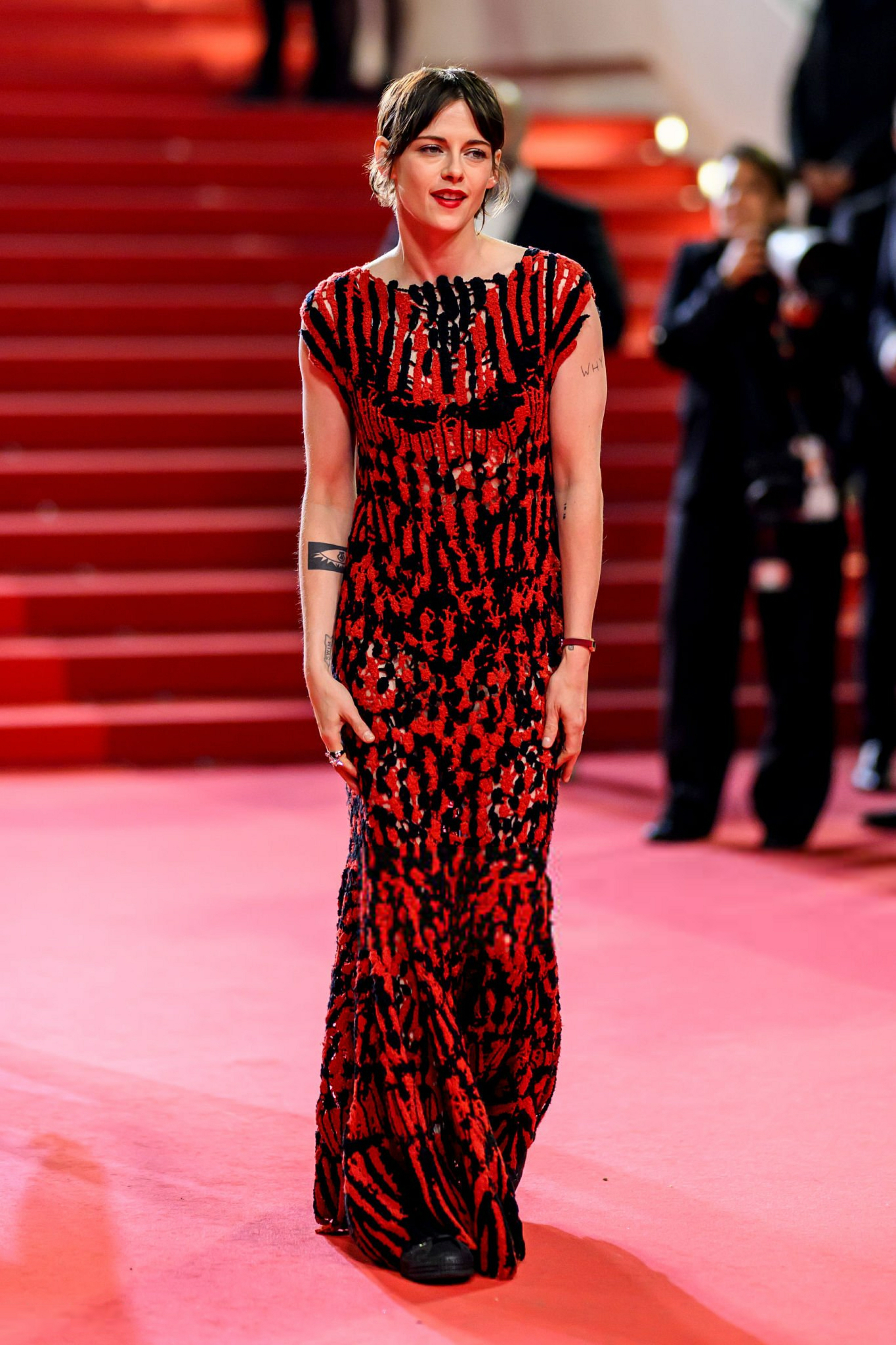 美KKristen Stewart亮相主演新片《完整的菲尔》第79届戛纳电影节首