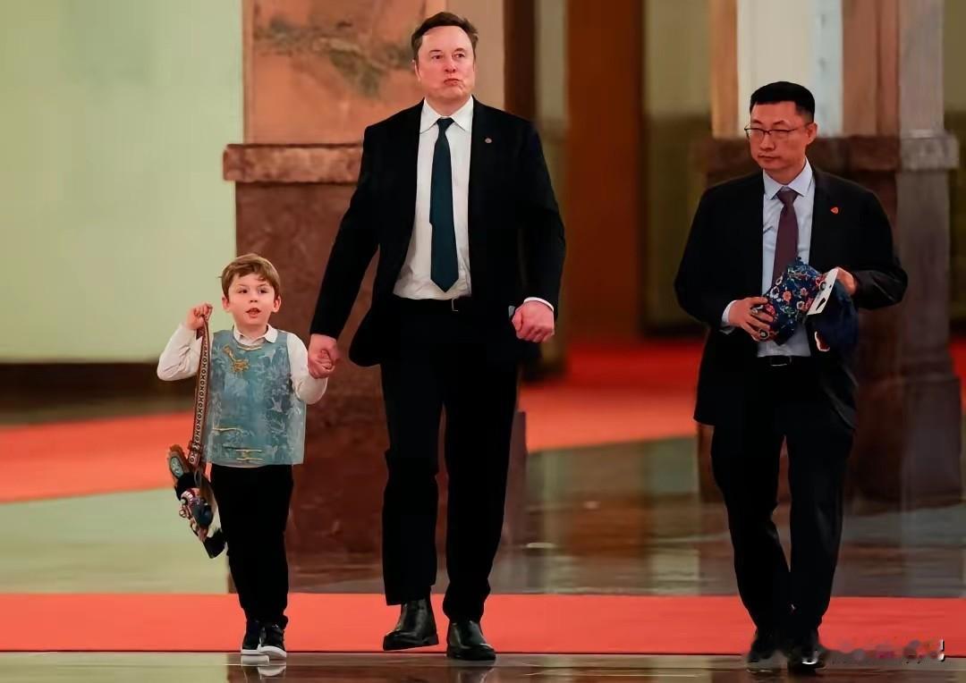 小少爷的这身中国衣服、包估计又会成为爆款了。