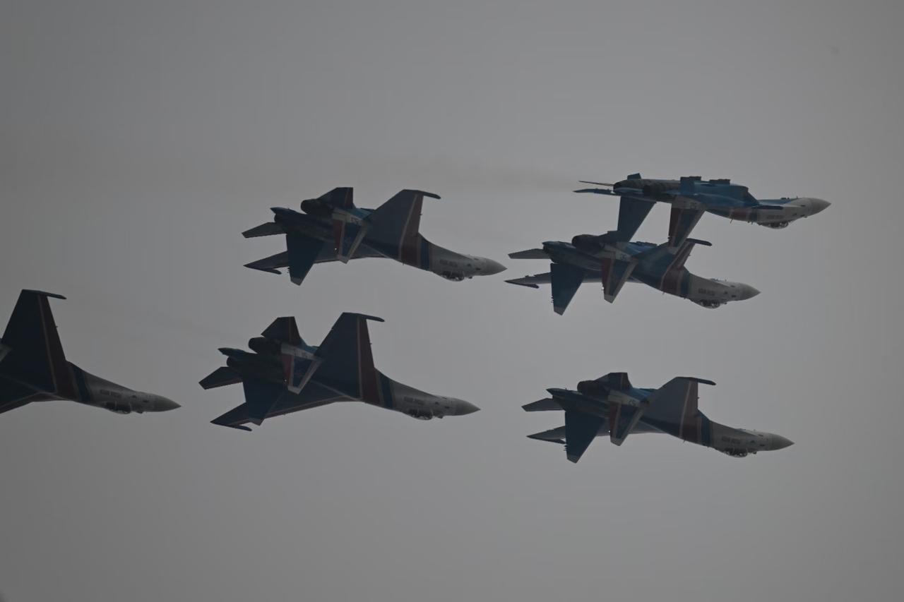 单从今年航展现场飞行表演而言，博格丹+Su-57；“勇士”+Su-35/30完胜