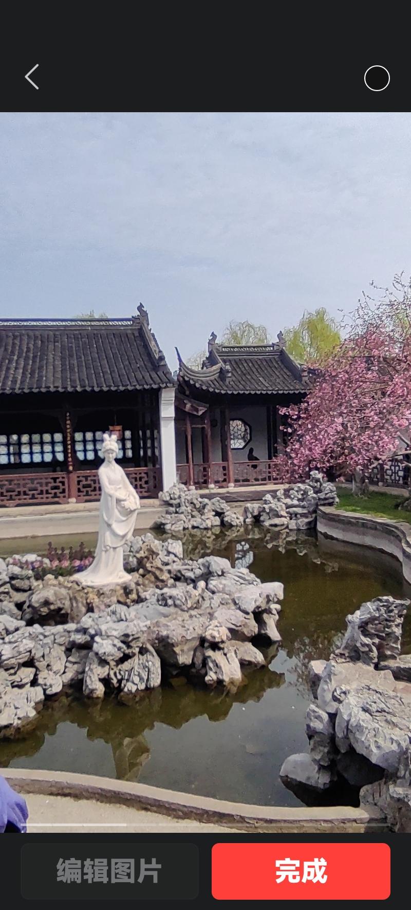 莫愁湖自 20 世纪 60 年代初开始系统性种植海棠，现为全国最大的海棠专类品种