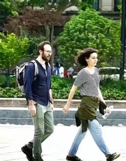 成都宽窄巷子，一对外国男女吃完饭后擦了擦嘴便离开。店主追到门口将两人拦住，要求支
