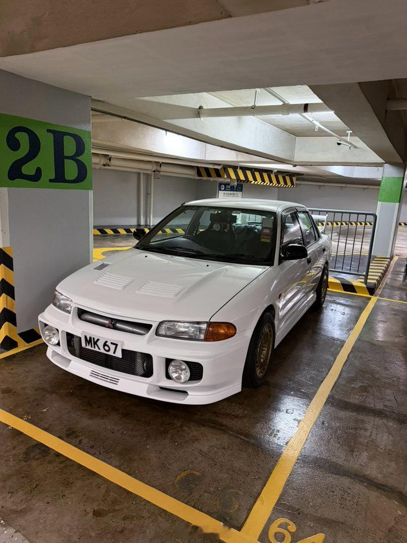 上次这个停车场刚进去就被管理员大妈轰出去了这次 老板说要装出车主的样子 假装找车