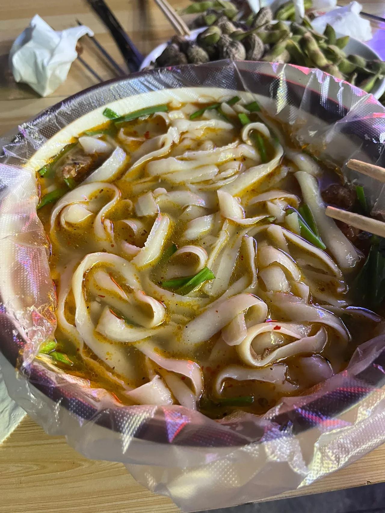 路边摊都往碗里套塑料袋，高温热汤直接倒在里面，有没有毒？

很多街边小摊现在都不