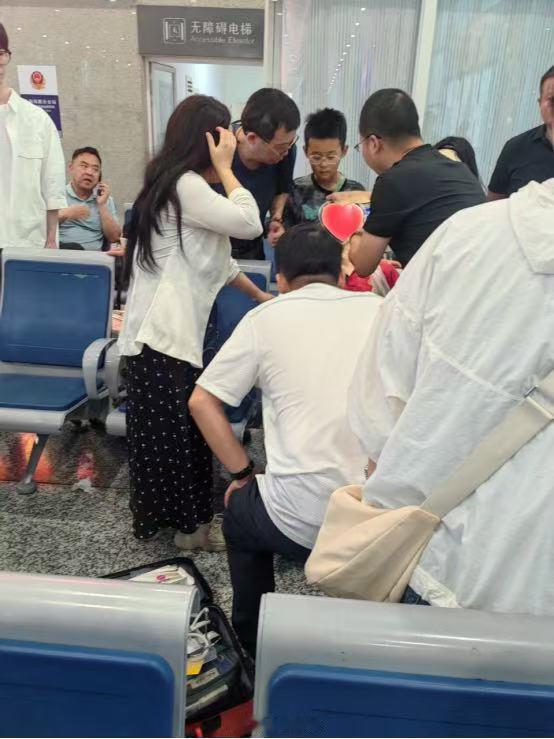 宁波白衣天使在高铁站紧急救助旅客 安徽蚌埠南站候车厅内，一名50多岁男性旅客突发