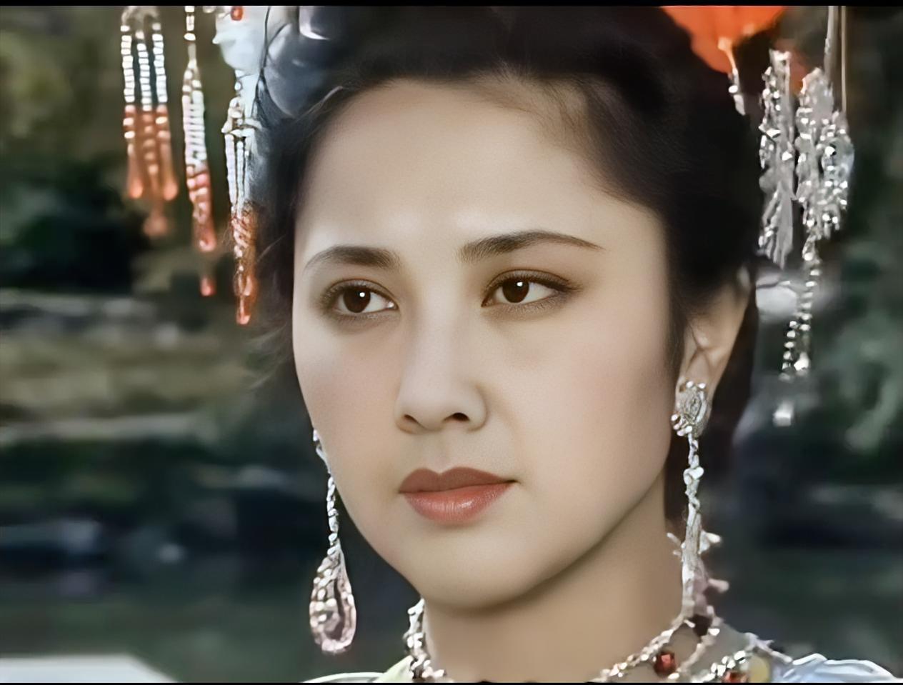 上联：雾薄山影淡，对下联妆浓峨眉黑