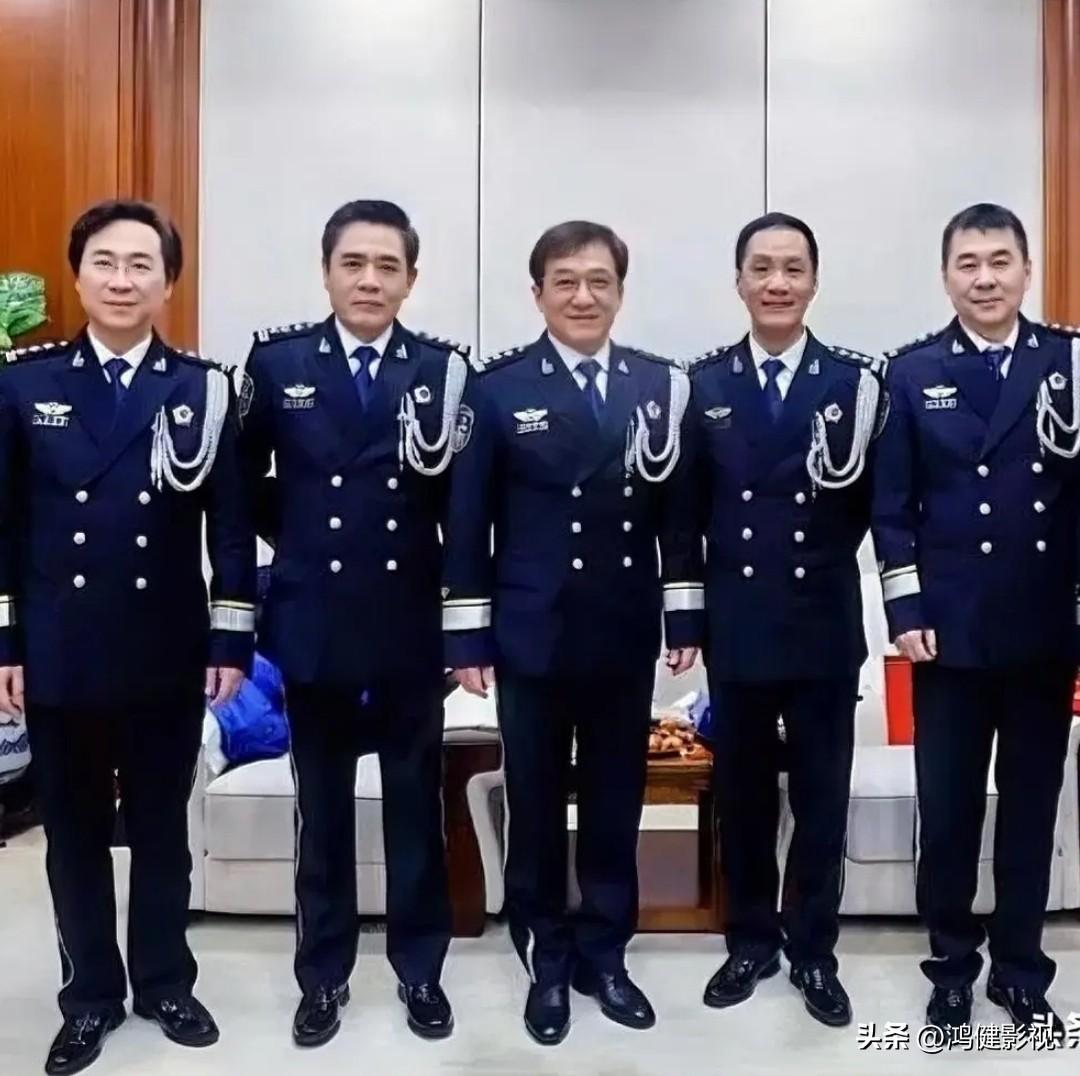 你发现了吗？成龙个子虽然比陈宝国矮，但
身材和精神气比陈宝国要好，妥妥的c位。所