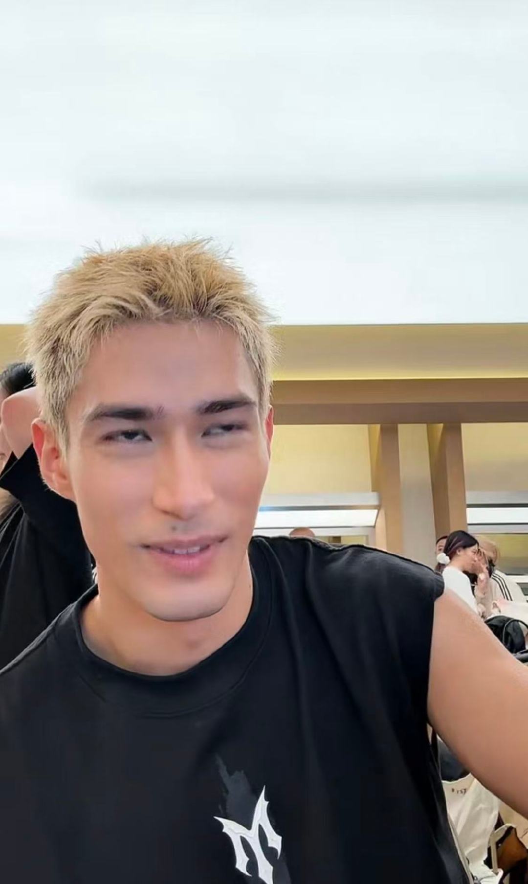米卡给观众道歉米卡因为蒙娜丽莎舞蹈不够而道歉 米卡直播主动揽责，舞蹈不够就道歉，