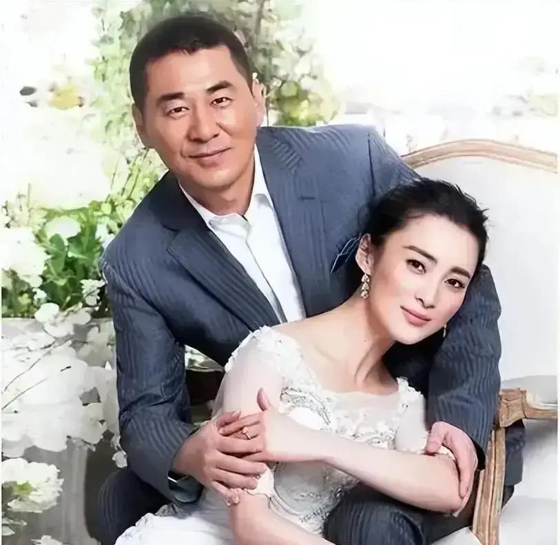 导演喊“卡”后，蒋勤勤没松手。
 
她盯着陈建斌：“刚才，是借位。”
 
200