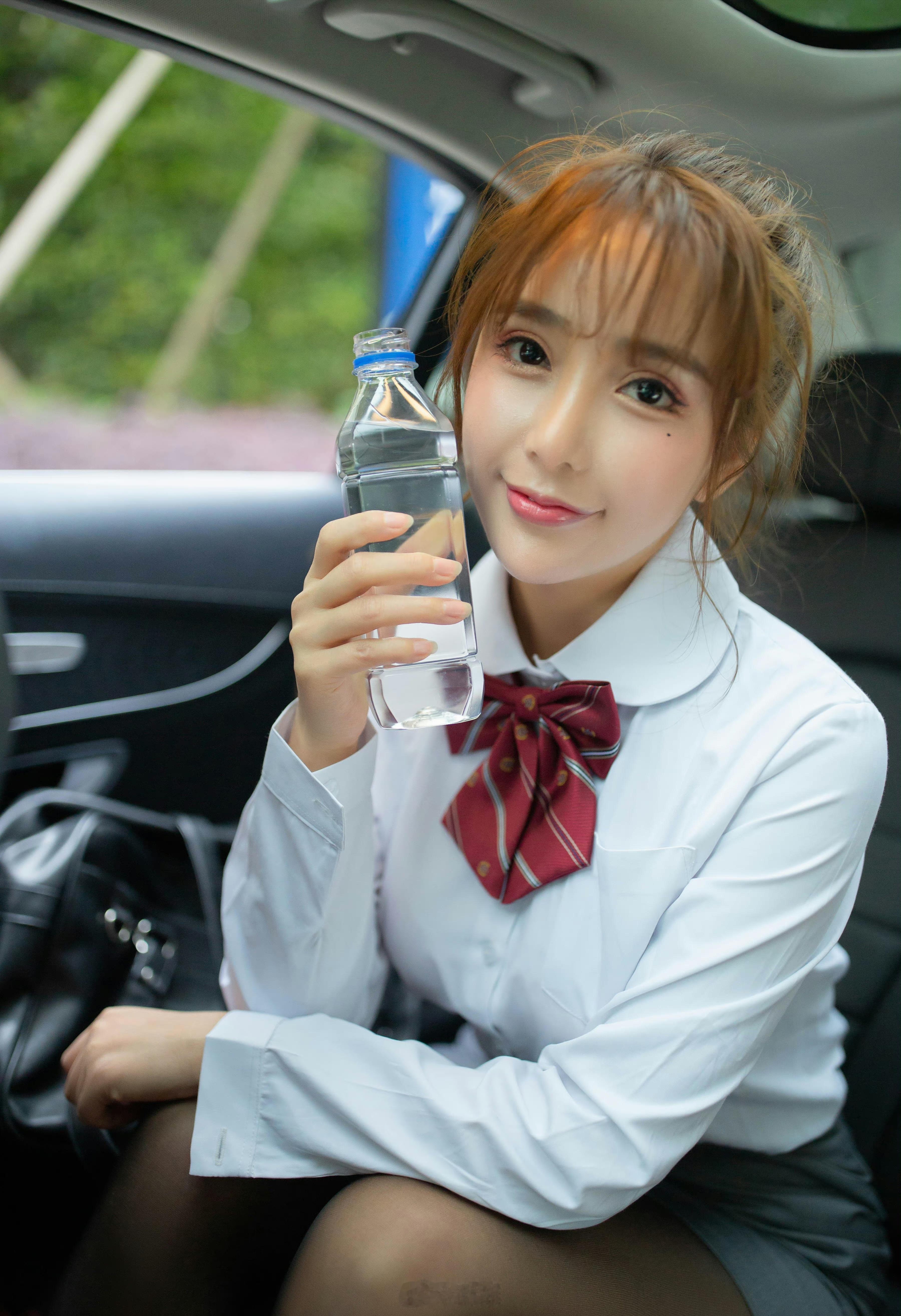 洗完车在自拍的小姐姐 ​​​