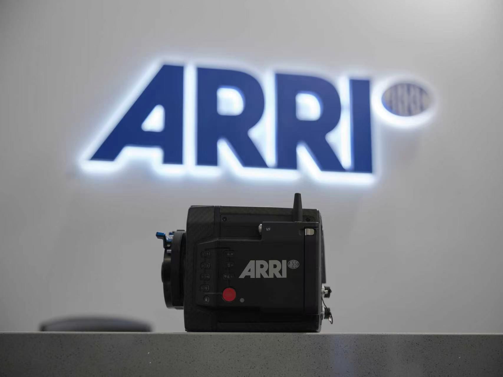 荣耀ROBOTPHONE属实够有排面！荣耀联手ARRI打造电影工业影像实验室正式