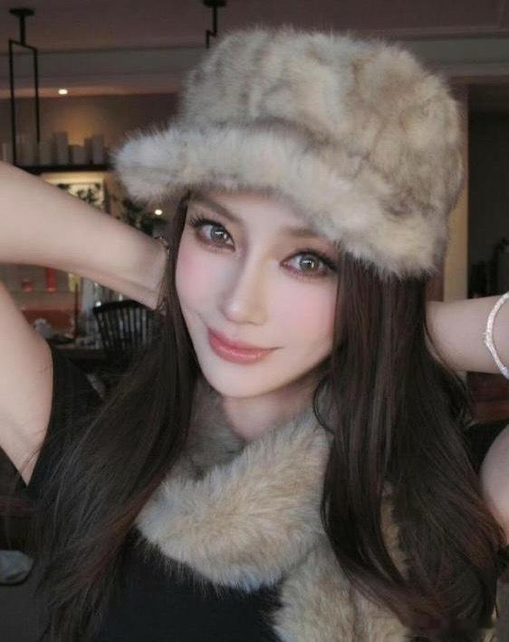 你敢信，这竟然是baby？网红感好重，都快认不出来了，不过她真的很适合这种妆容 