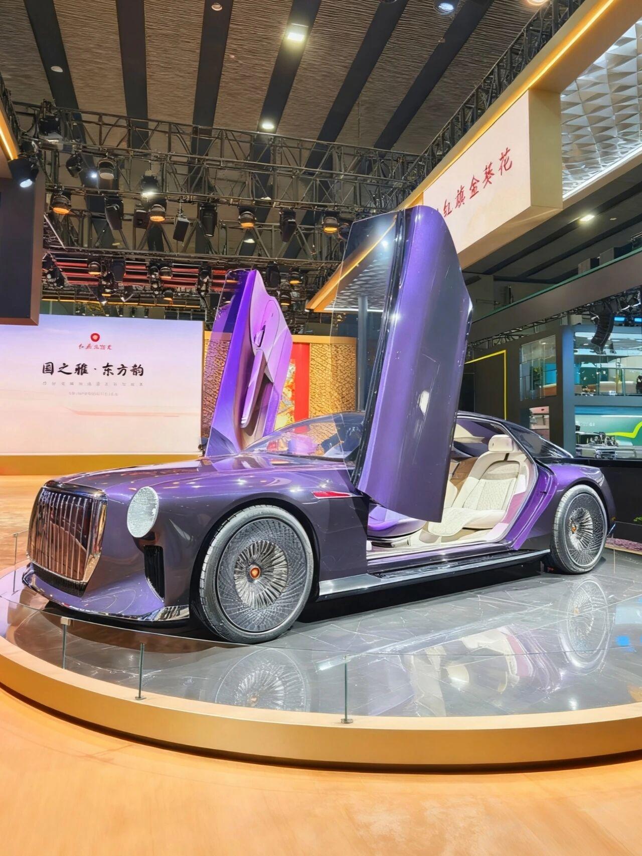 红旗金葵花：紫翼东方，重新定义中国豪华复古感满满的直瀑格栅搭配极具未来感的圆形大