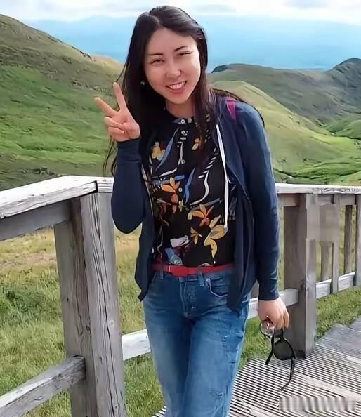 才女贾浅浅被撤销硕士学位后。
​贾平凹伤不伤心，我不知道。
​但现在有一个人应该