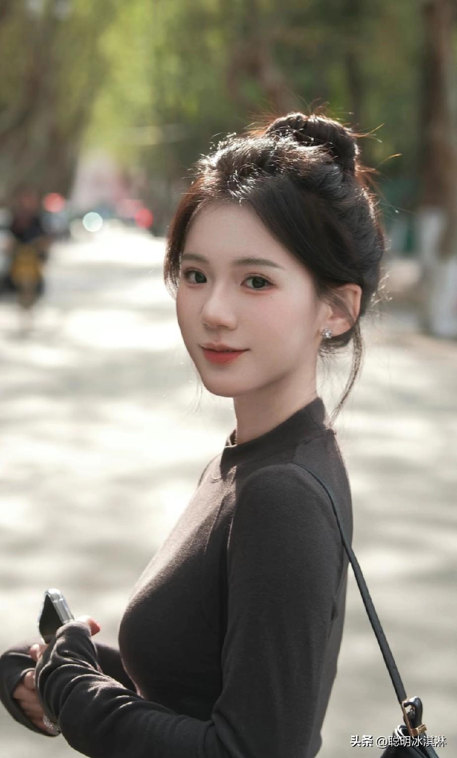 阳光下的甜美少女，温柔微笑，元气满满！