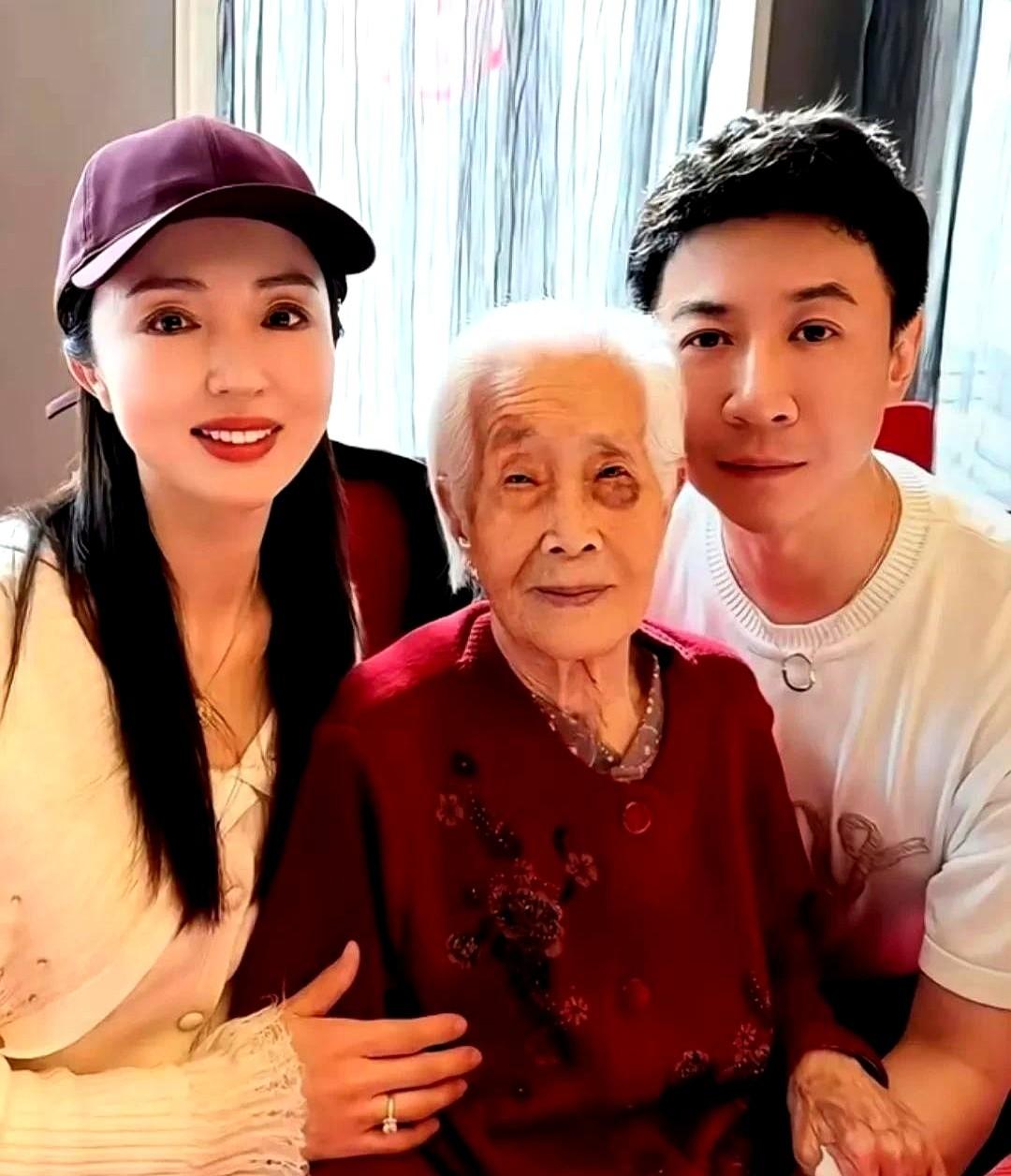 有些女人嫁人是当女王，聪明的女人嫁人是当家人。

董璇最近跟着老公张维伊回山西大