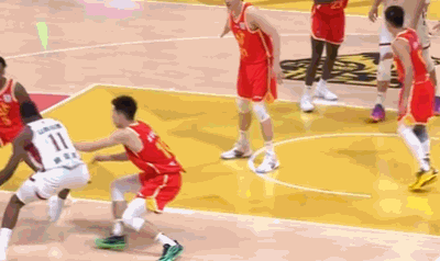 新赛季第一个违体犯规，迪亚洛被吹了一个违体犯规。cba新赛季揭幕战广厦男篮vs山