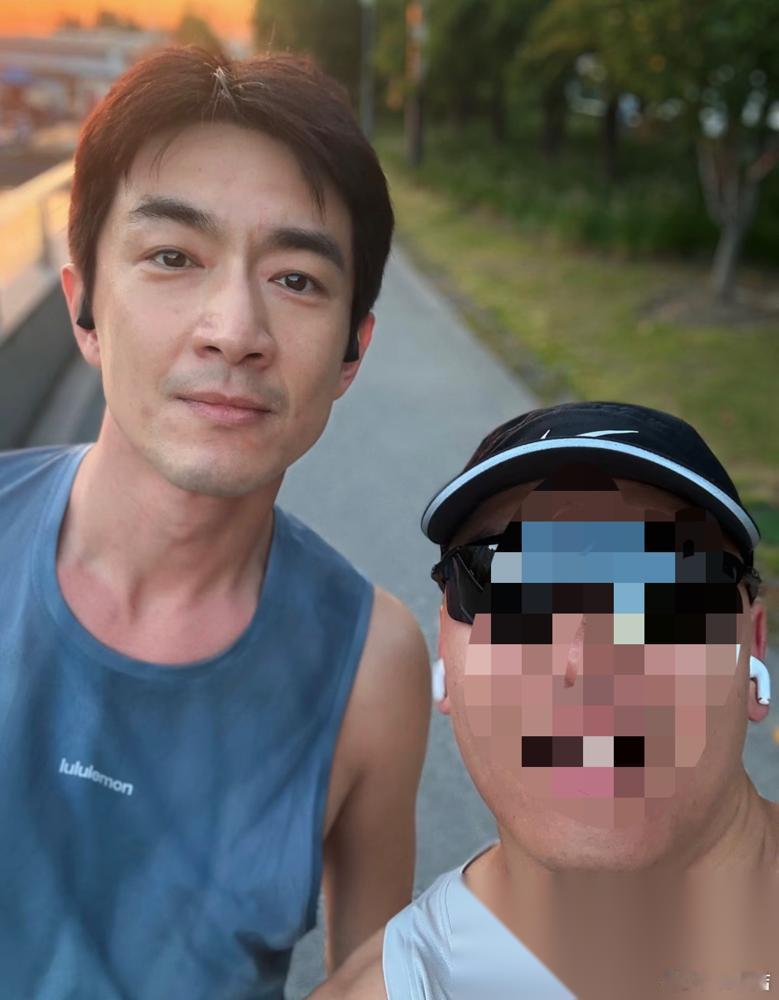 林更新这是彻底不把脸当回事了？满脸痘、胡子拉碴、大汗淋漓就敢跟路人合影。  网友