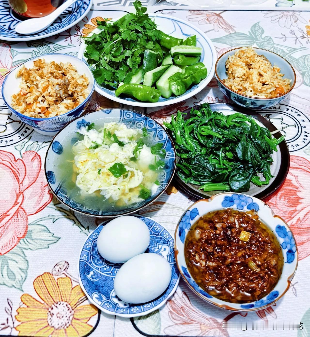 今天的晚饭典型的东北家常菜，炸牛肉酱，黄瓜，香菜，青椒，菠菜蘸酱，蘸酱菜一段时间