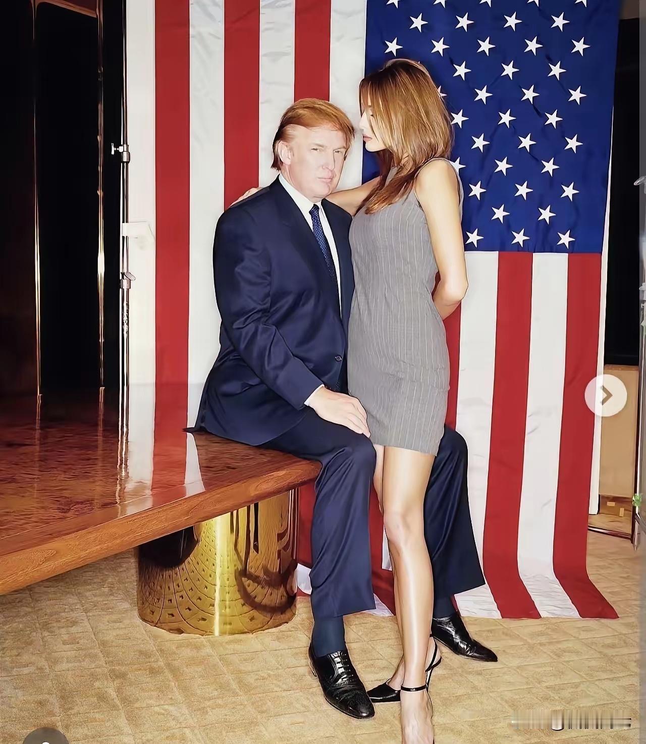 1998年特朗普和梅拉尼亚合影的照片，你看到了什么？特朗普的手居然不安分的放在不