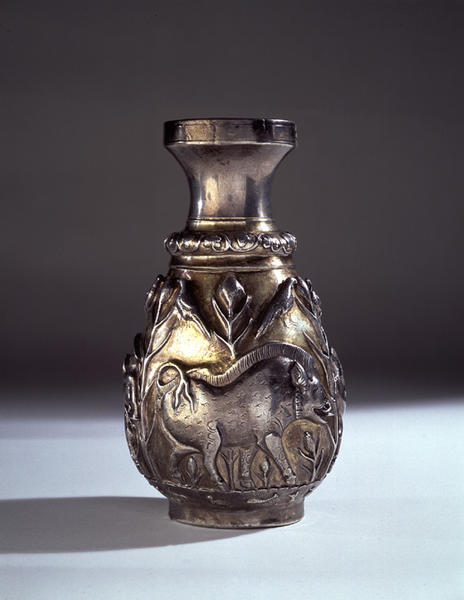 日本美秀美术馆藏4-5世纪萨珊王朝的银鎏金野猪纹瓶 