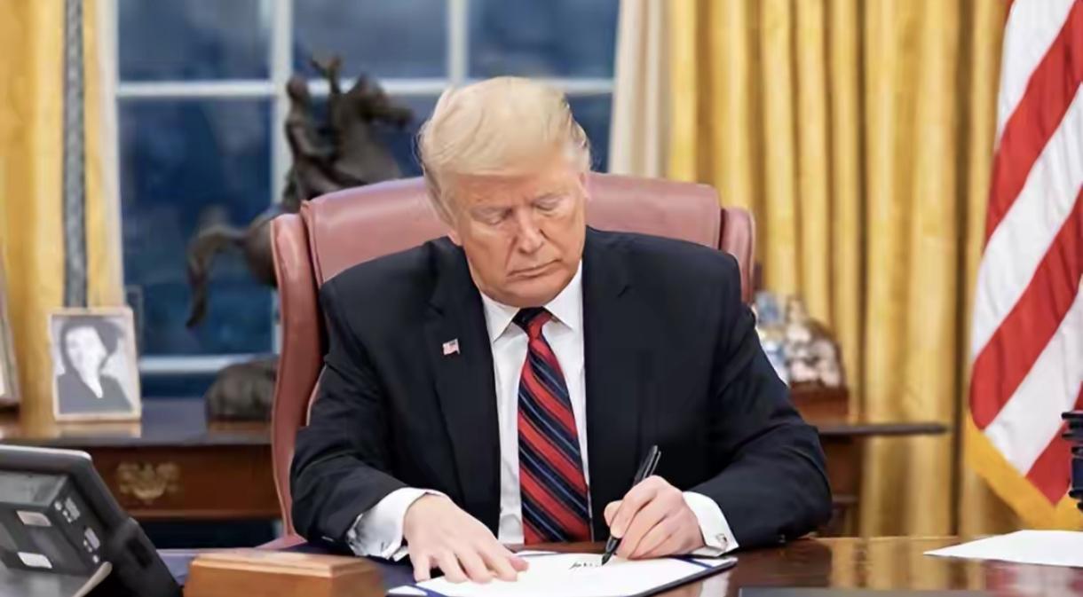 华盛顿那看似光鲜的会议室里，之前还装模作样地弥漫着友好氛围，结果翻脸比翻书还快，