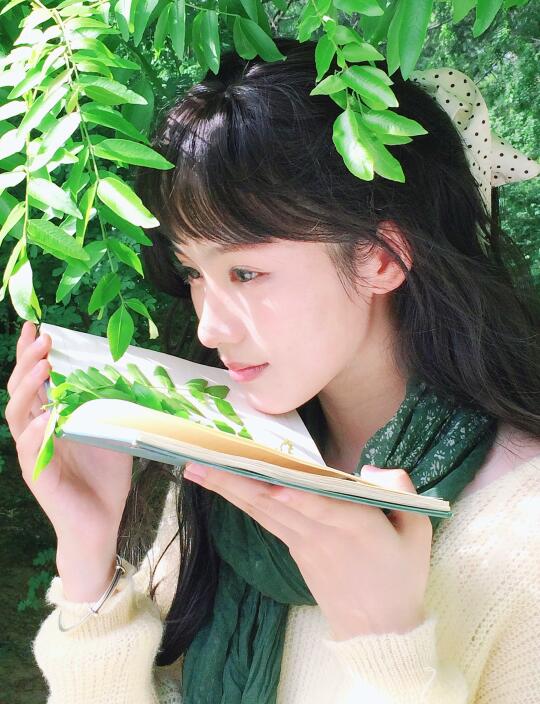 “绿意盎然的夏天”