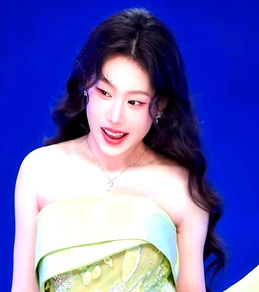没饿成“纸片人”被韩国女团退货？亲爹反手就砸钱给她开个公司。

沈佳润拎着行李箱