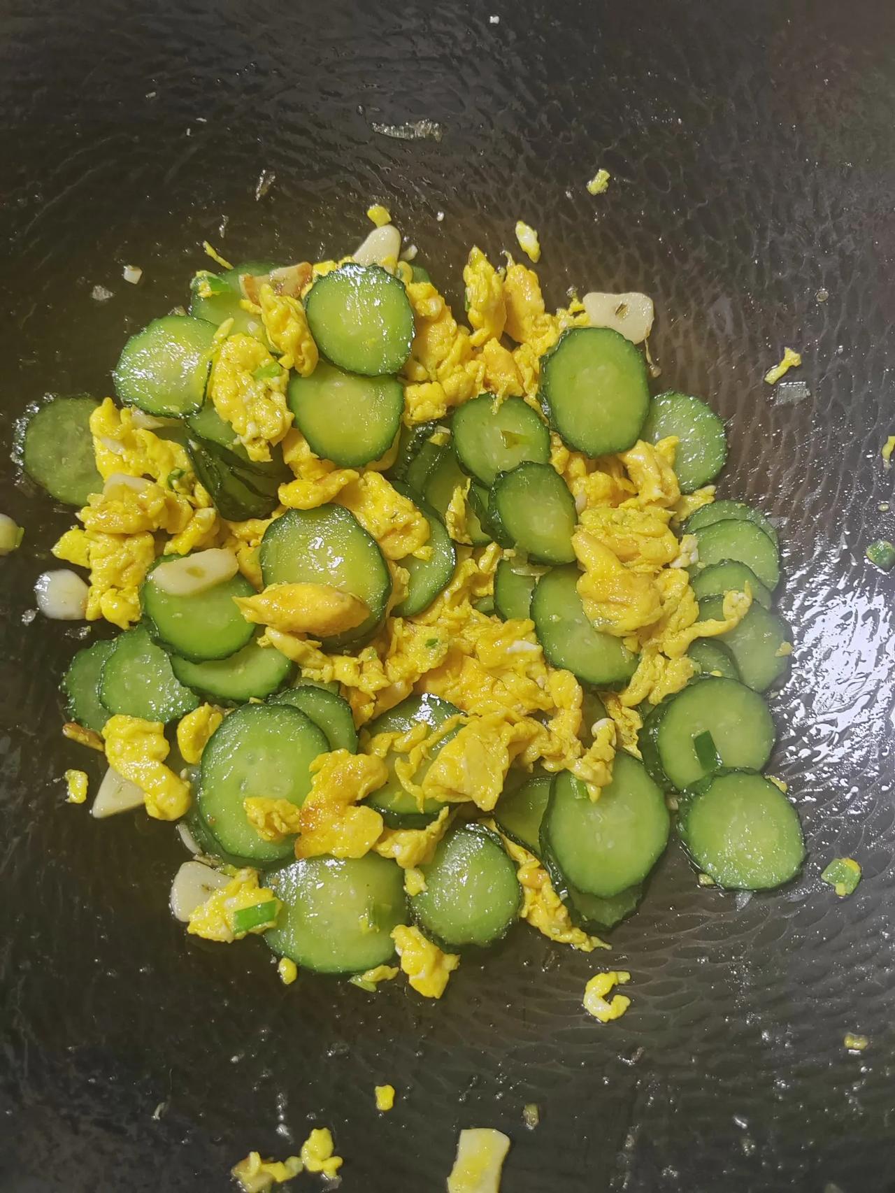 清爽快手菜 | 黄瓜炒鸡蛋教程
 
休息日也要好好吃饭。今天分享一道5分钟搞定的