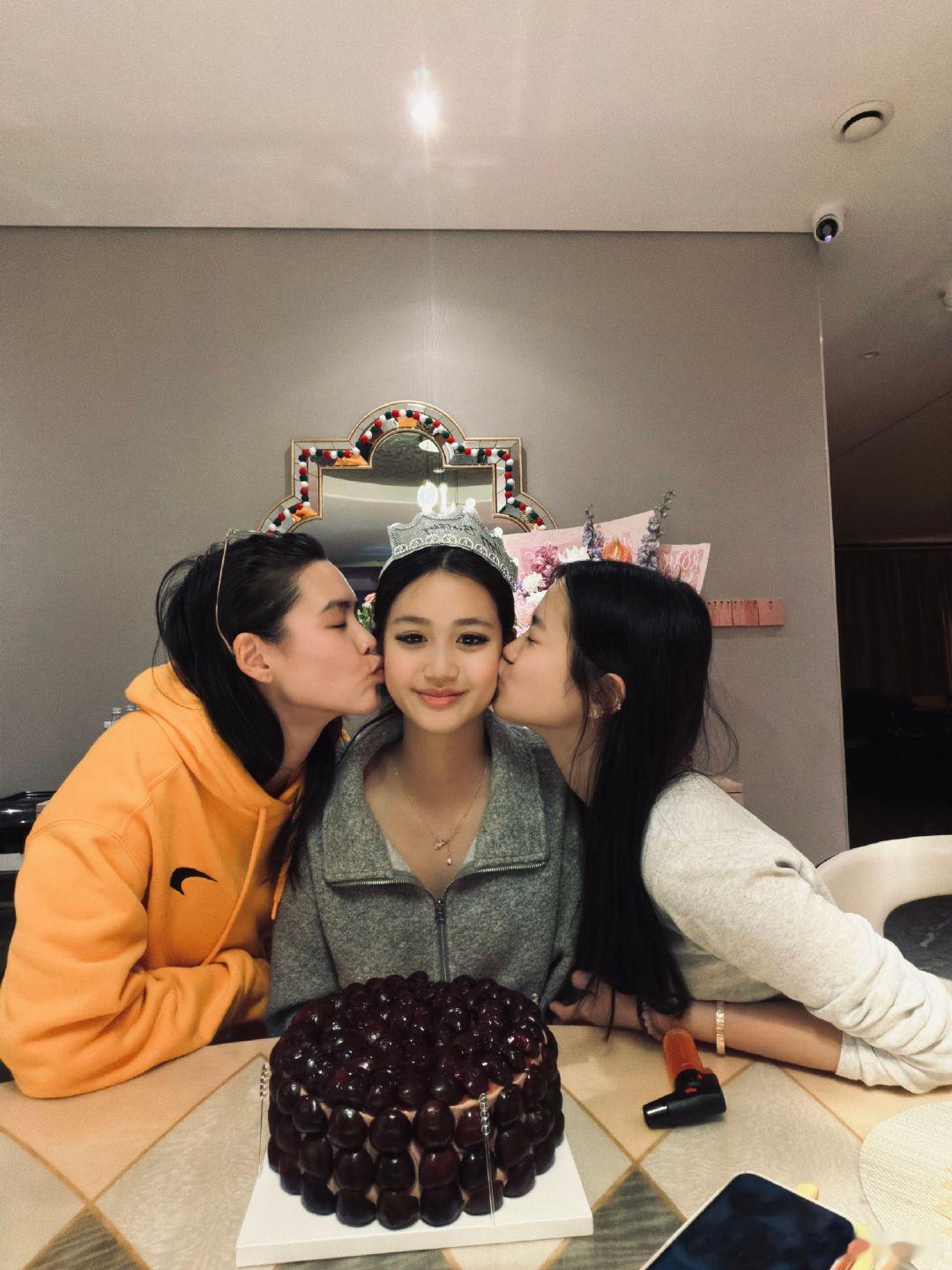 钟丽缇小女儿好漂亮钟丽缇小女儿好漂亮的脸蛋 钟丽缇小女儿考拉16岁了，她和家人的