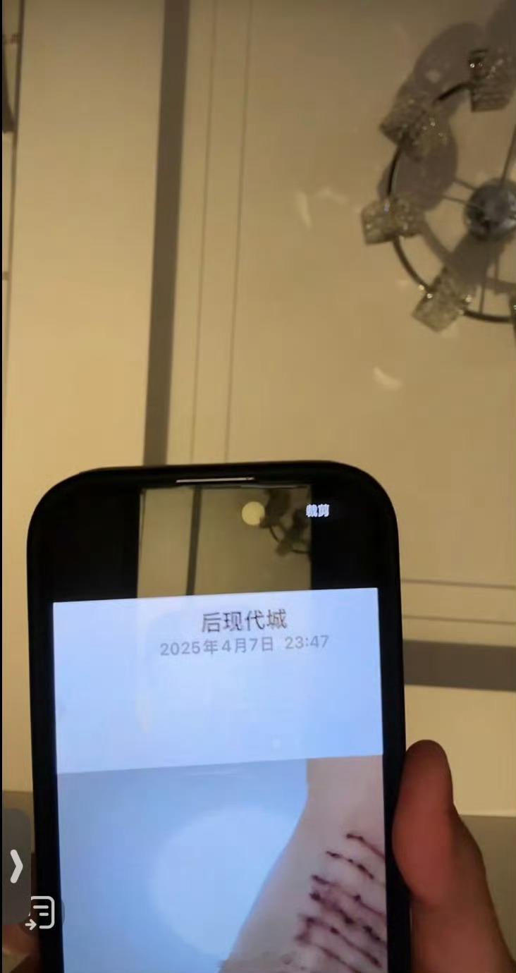 金子涵白天发文说“再逼我，我就把所有的都说出来！”晚上金子涵又直播了，也没有出声