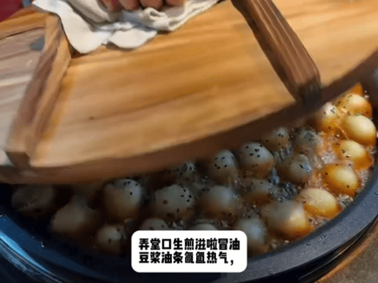 上海早餐时刻烟火气遇上足球热刚出锅的生煎汤包热气腾腾，豆浆油条铺满餐桌，上海街巷