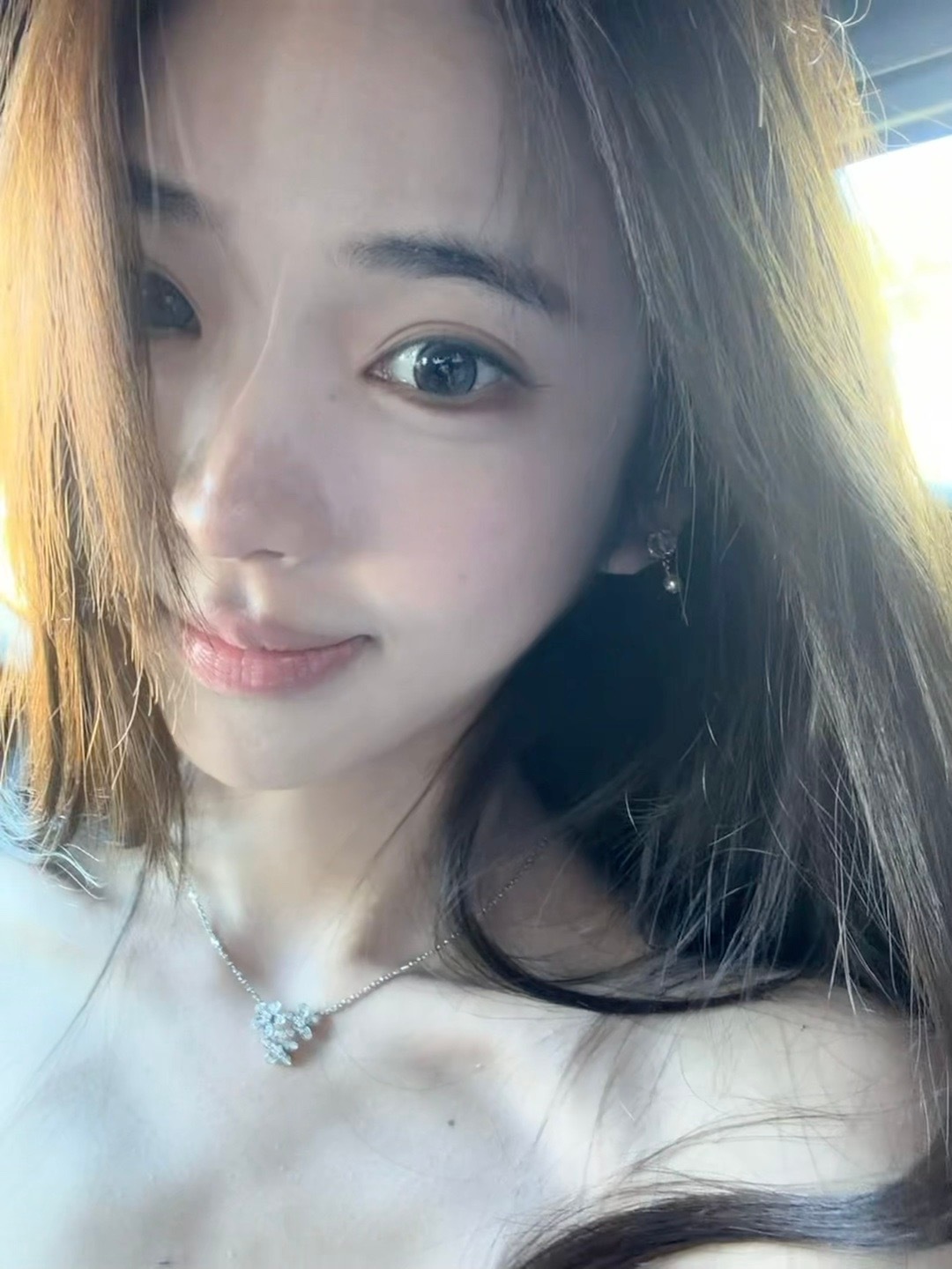 ！！今天早上出门急 没有时间涂粉底 今天就涂了dior蓝色隔离还有hourgla