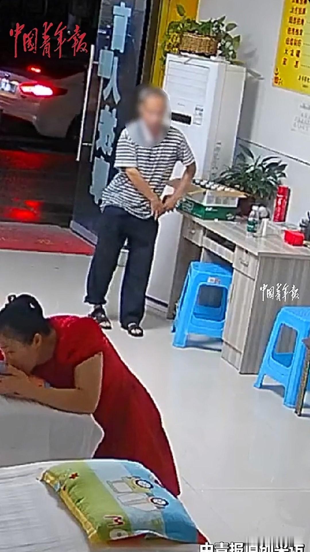 太猖狂了！近日四川广安，一男子见一盲人推拿店里没有客人，只有两名盲人师傅在玩手机