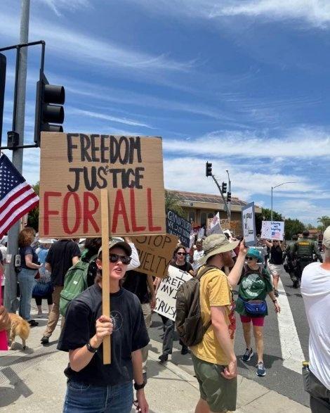 《全美3000多城市举行“不要国王”大规模抗议活动》当地时间3月28日，全美多地