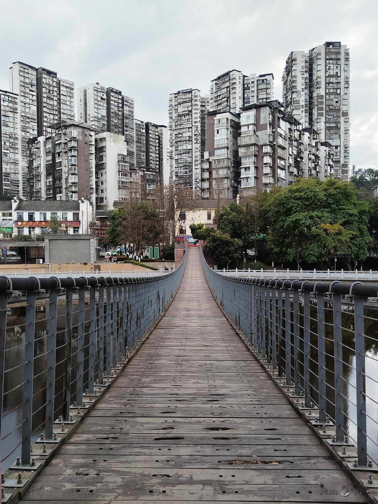 下午在西溪河畔转路，当我越过吊桥，行至玉兔路时，一位戴眼镜的男士迎面走来，又与我