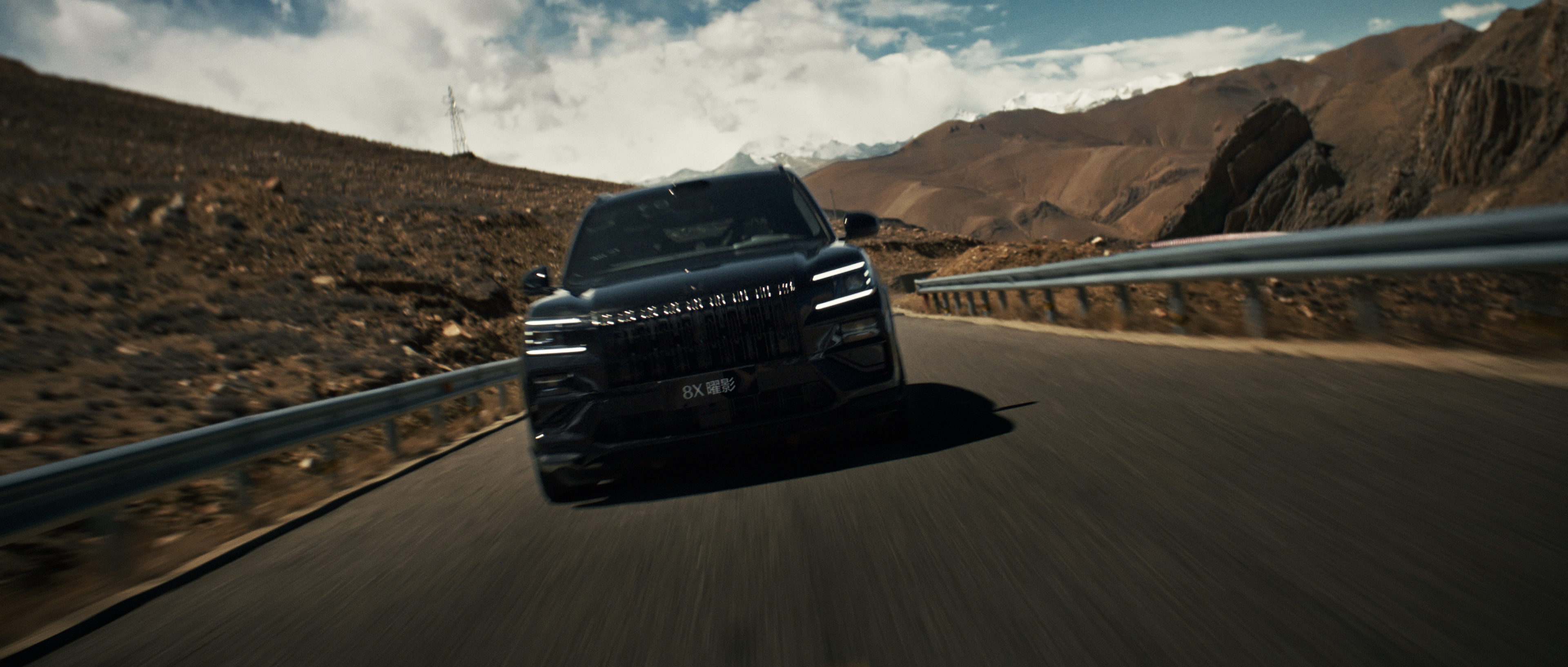 有些品牌还在卷零百加速的实验室数据，极氪8X曜影直接把考场搬到了珠峰108拐。1