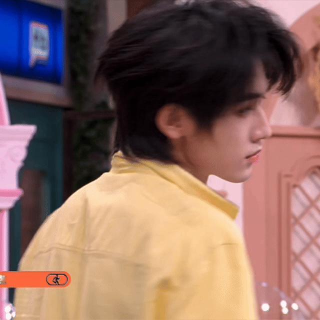 宋亚轩你哈哈哈哈不行了我真的不行了，什么抽象雷霆发言啊，俺们天选抽象人就是坠吊的