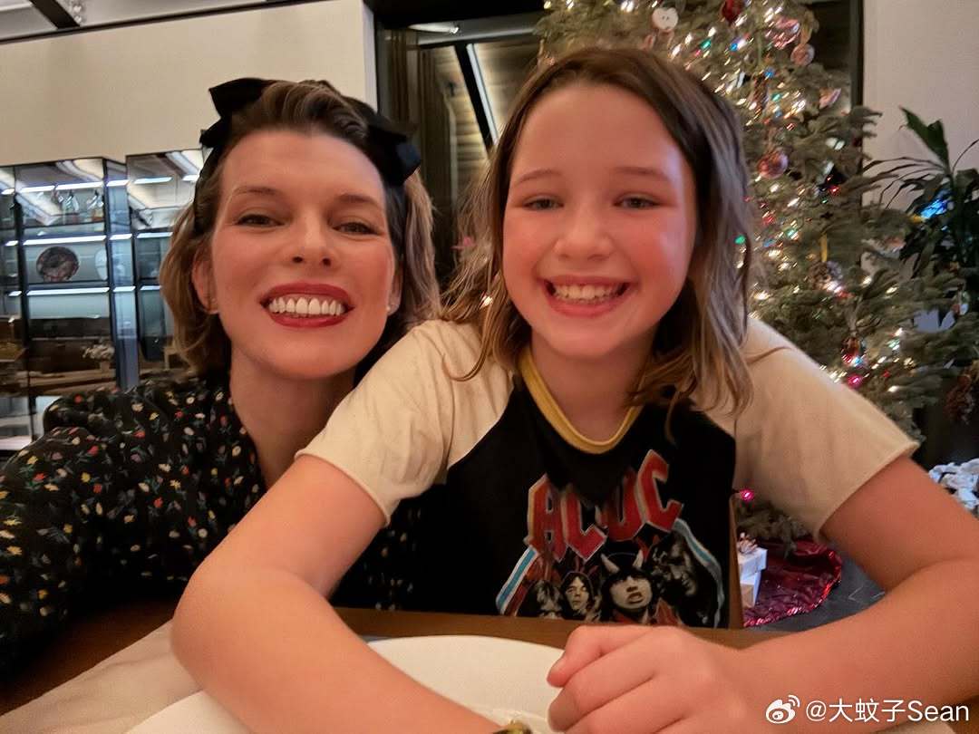 milla jovovich 米拉乔沃维奇分享圣诞照，和家人一起温馨度过，三个宝