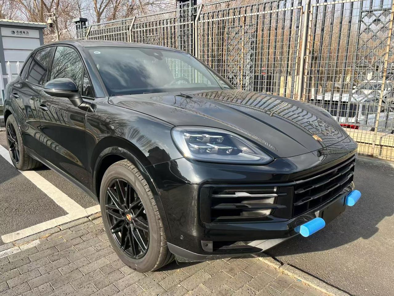 这款保时捷卡宴的外观还是比较迷人的，黑色的外观在其他车型上看起来可能有些偏老气，