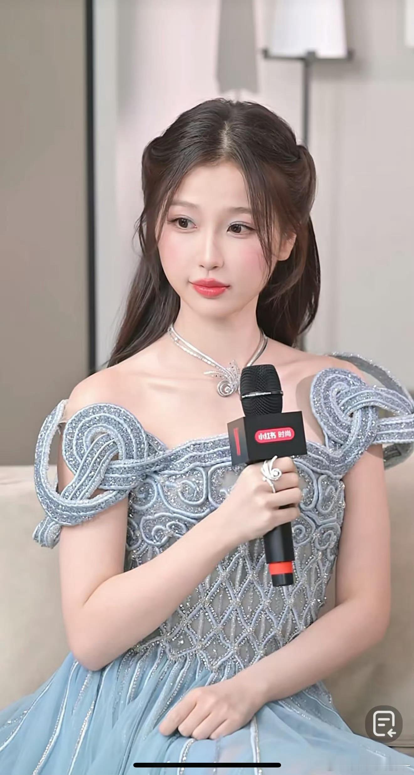 虞书欣、林允、辛芷蕾，W盛典直播状态一览[你好] 明星w盛典造型图 ​​​