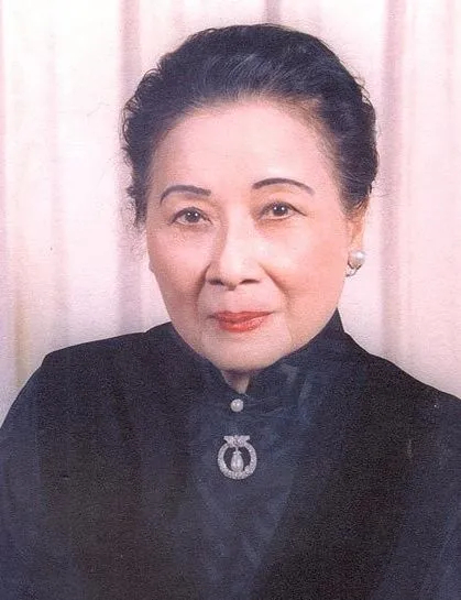 宋美龄强制要求手下“服美役”。60年代在台湾迷你裙风靡时，士林官邸一名新护士穿着