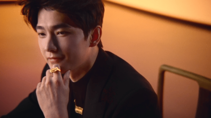 杨洋将福气与贵气刻进骨子里 官宣时刻惊喜拉满！杨洋一袭风度翩然，提笔落笔皆是风骨