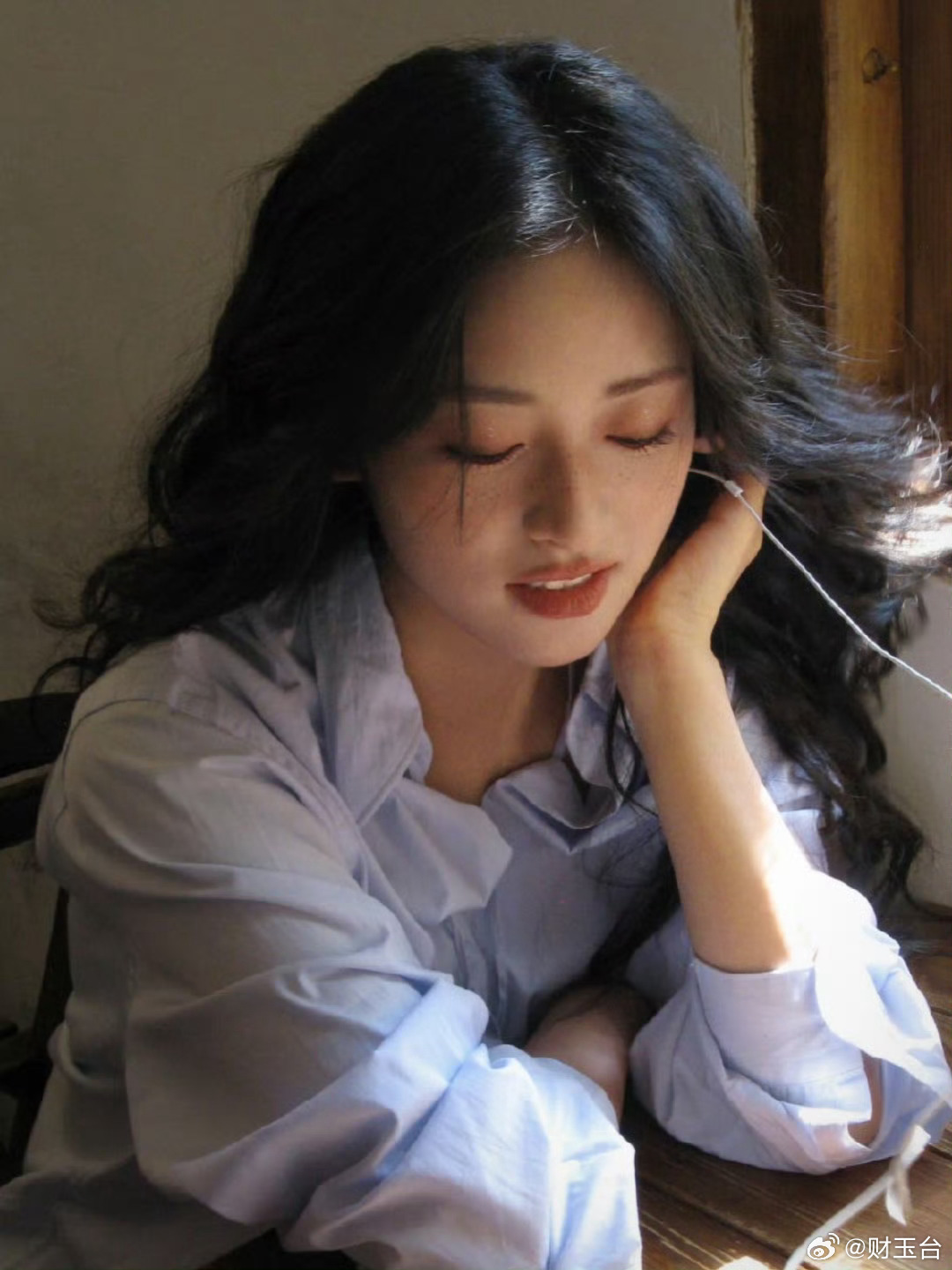 秦岚说沈月确实漂亮 前辈真诚夸人真的很圈好感，秦岚说话一直都温柔又得体，完全是大