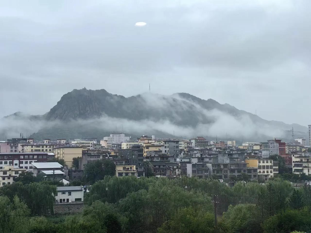 历史上，在商洛山区的丹凤县凤冠山景区和棣花景区分别建有一座供奉关帝的建筑，即凤冠