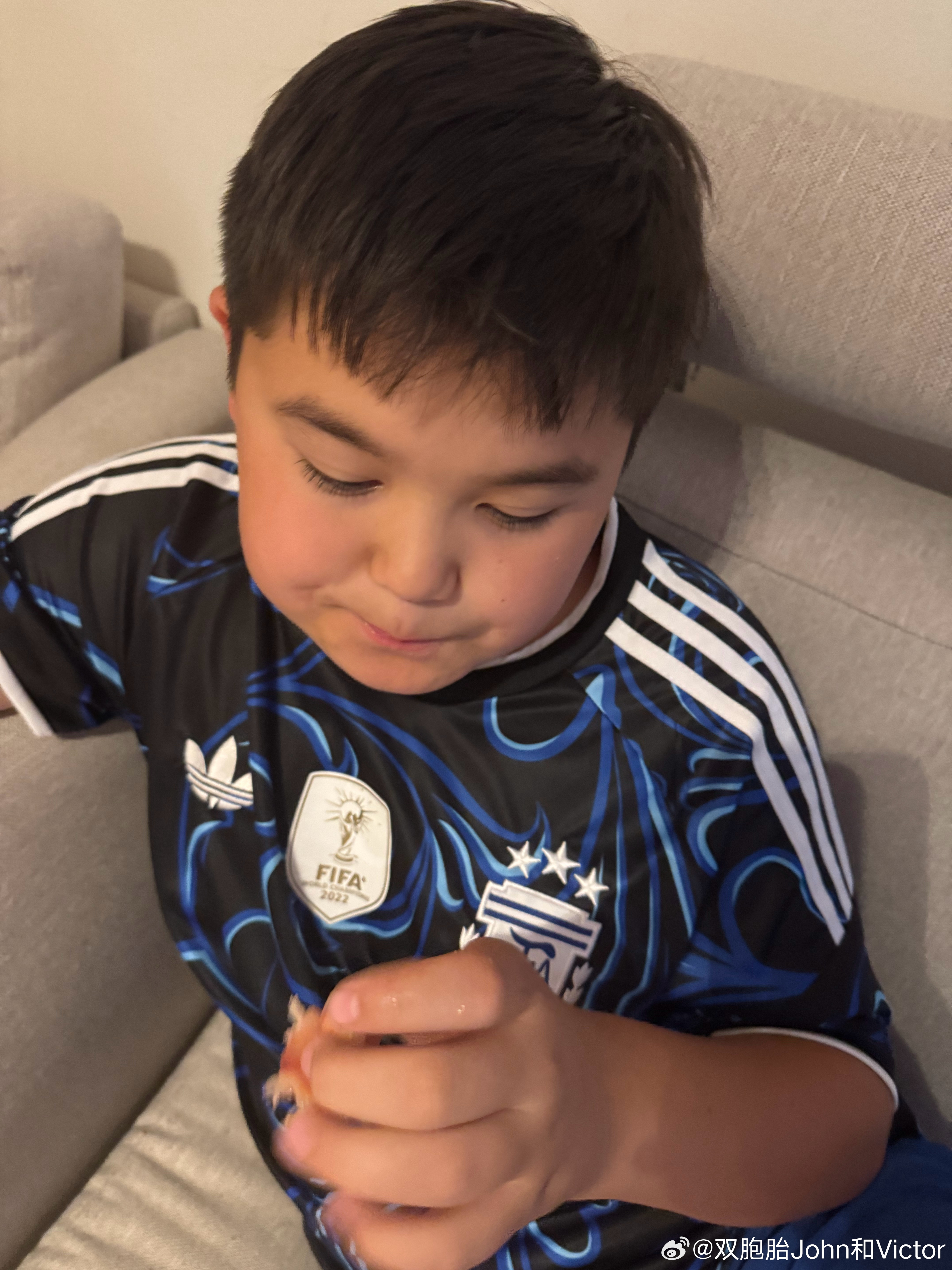 小孩子真是没啥要啥，回国跟我要蓝莓吃，回瑞典了又要吃桃。 