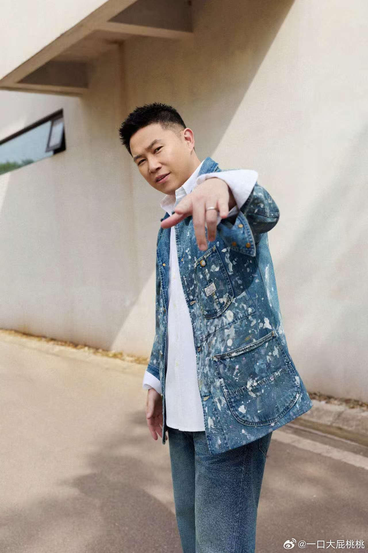 歌手欧阳靖身穿Polo Ralph Lauren休闲套装现身成都，轻松拿捏美式休