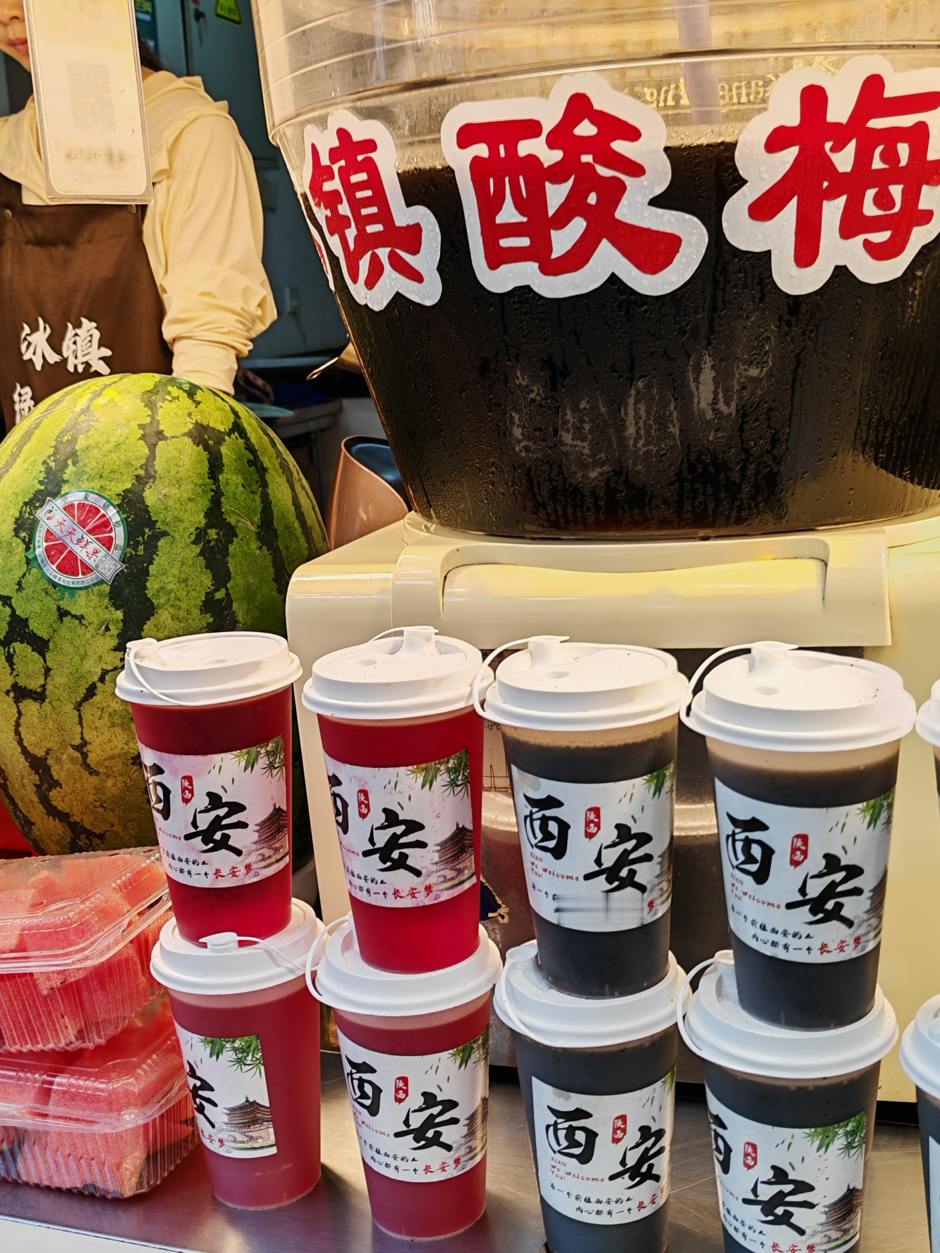 杨洋 这么多好吃的，我就只能看看买个冰淇淋，请小羊吃好了 西安