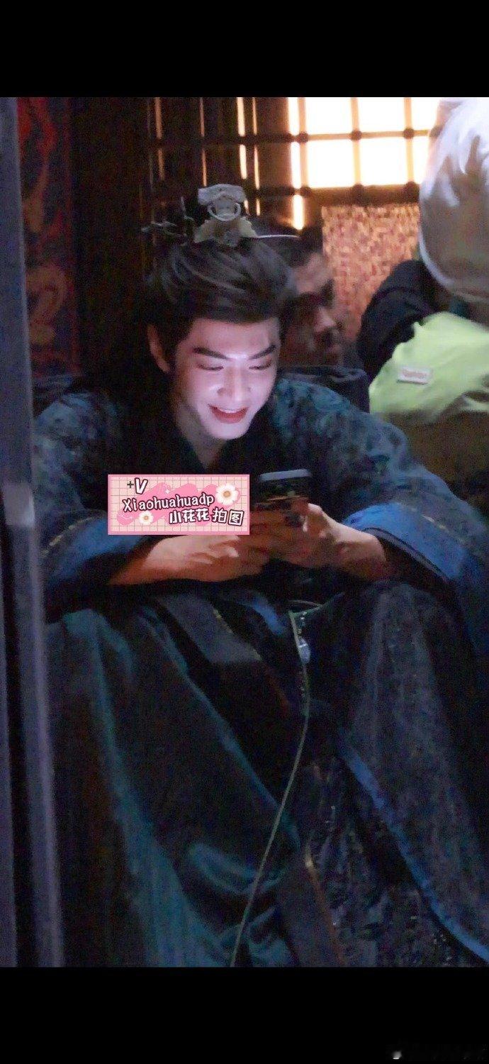 陈哲远在玩什么这么开心 陈哲远玩手机笑得好甜！这笑容也太萌了吧 到底看到什么了这
